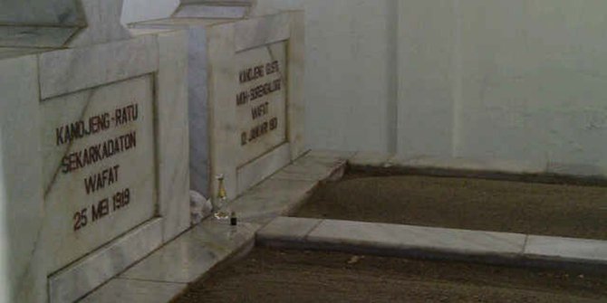 Cerita batu besar berpindah di makam Kanjeng Ratu Sekar 