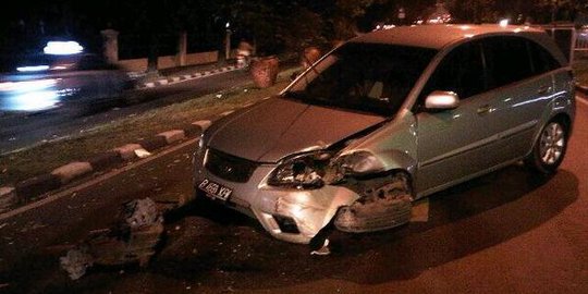 Mobil KIA Rio tabrak pembatas jalan di depan Mabes Polri