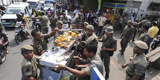 Satpol PP bongkar lapak PKL pinggir jalan Tanah Abang