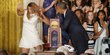 Pebasket cantik AS ini terjatuh di tengah upacara resmi Obama