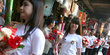 Aksi wanita cantik bagikan bubur & bunga kampanyekan Prabowo