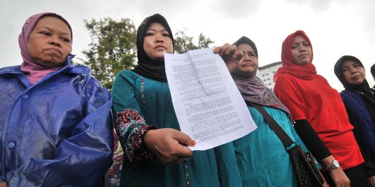 Aksi ibu-ibu gelar demo SKK Migas di Istana Negara