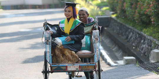 Kisah anak tukang becak lulus dengan IPK 3,96 di Unnes