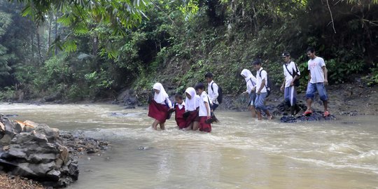 Kisah miris siswa di Banten terobos sungai menuju sekolah