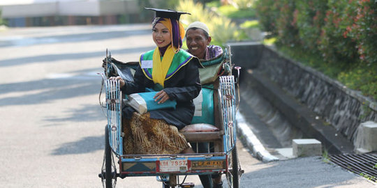 Putri tukang becak lulusan terbaik Unnes ingin punya suami saleh