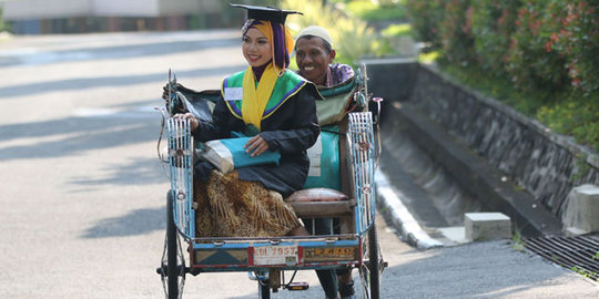 Anak tukang becak yang lulus dengan IPK 3,96 ingin jadi guru