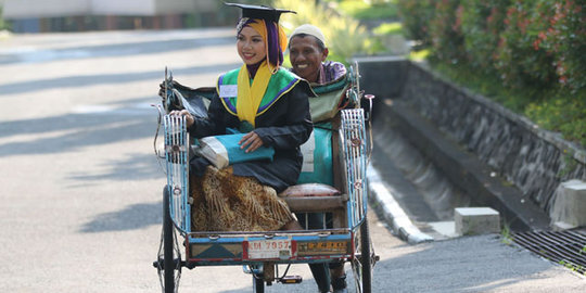 Demi hadiri wisuda Raeni, ayahnya bawa becak dari Kendal