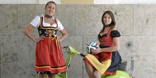Gaya seksi wanita Jerman pamer pakaian Dirndl sambut Piala Dunia