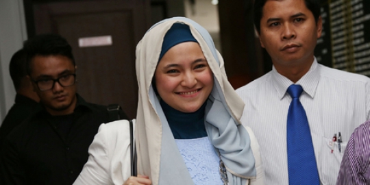 Marshanda lepas jilbab?