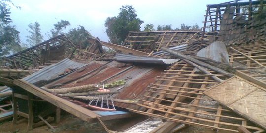 Puting beliung terjang Batam, puluhan rumah dan tenda MTQ rusak