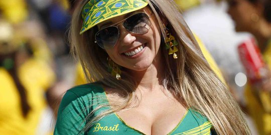 Suporter cantik nan seksi hiasi laga pembuka Piala Dunia 2014