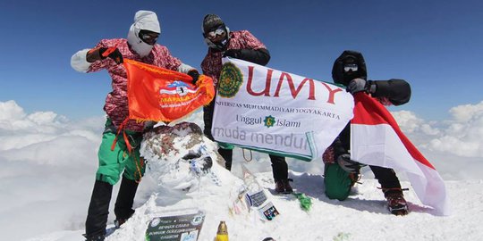 Pakai batik, Mapala UMY kibarkan merah putih di puncak Elbrus