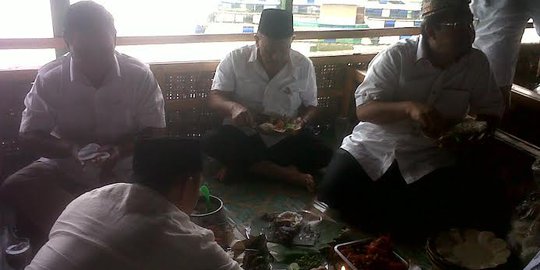 Prabowo makan lesehan bareng Ical, jalan sekitar Cililin macet