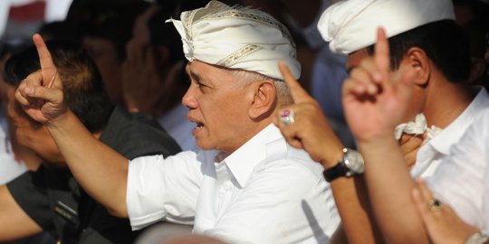 Mendarat di NTT, Hatta diminta makan pisang