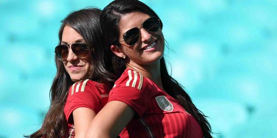 Pesona suporter cantik di laga Spanyol vs Belanda