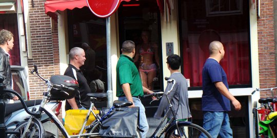 Pelacur setengah bugil dalam akuarium di Red Light District