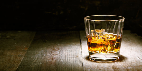 Ini 4 bahaya minum minuman keras bagi kesehatan tubuh