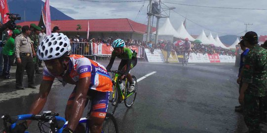 Pendinginan pebalap di Etape 8 Tour de Singkarak 2014