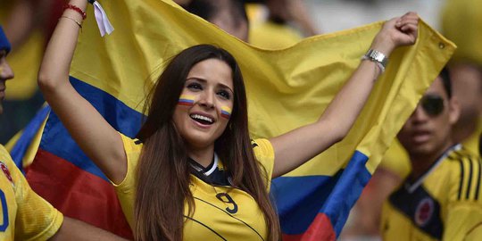 Senyum manis suporter cantik Kolombia