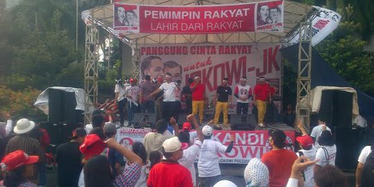 Dukung Jokowi, Dorce dan ibu rumah tangga goyang di Bundaran HI