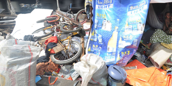 Sepetak rumah Ginem untuk tidur, tempat sampah dan dapur 