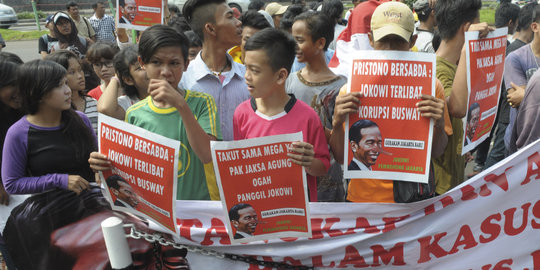 Anak-anak hiasi aksi demo Jokowi soal kasus korupsi Transjakarta