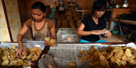 Melihat proses pembuatan keripik tempe khas Malang