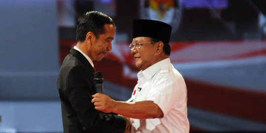 Sikap hangat Prabowo ke Jokowi saat debat dinilai tak asli