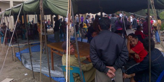Mogok makan di depan Istana, pengungsi Sinabung pingsan