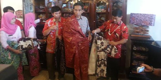 Jokowi belanja batik motif baron dan kawung di Cirebon