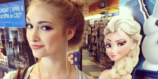 Model cantik ini hebohkan internet karena mirip Elsa dari Frozen