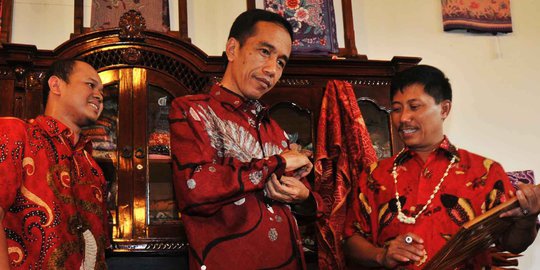 Gaya necis Jokowi saat berbatik khas Cirebon