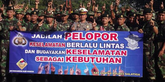 Polisi ajari prajurit Raider TNI AD sopan santun di jalan