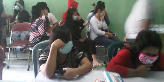 Malu-malu, PSK Gang Dolly terima bantuan di Kantor Koramil