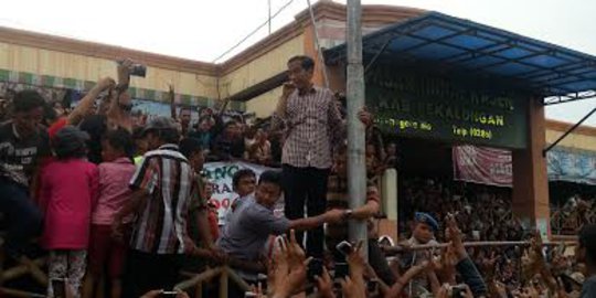 Kampanye di Pekalongan, Jokowi naik gerobak dan tiang pembatas