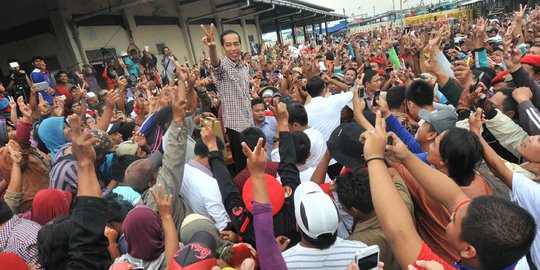 Salam dua jari ribuan nelayan Tegal sambut kedatangan Jokowi