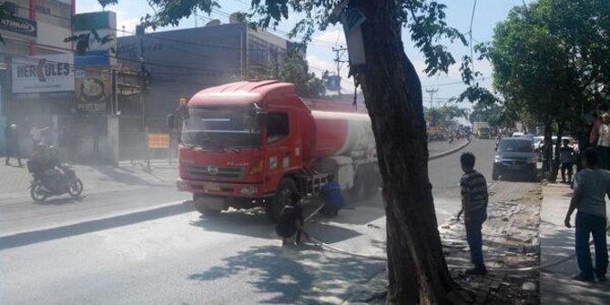 Truk tanki BBM Pertamina meledak di depan Universitas Budi 