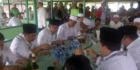Di Banjarmasin, JK ajak puluhan warga pesta soto Banjar