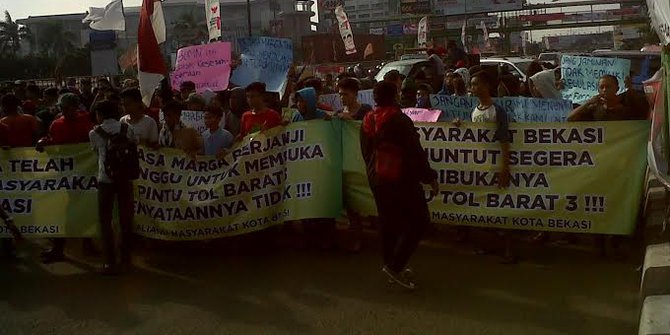 Ratusan warga demo di depan  tol  Bekasi  Barat lalu lintas 