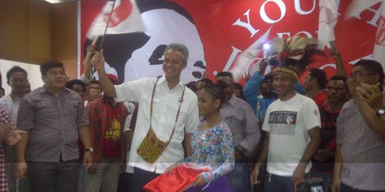 Mahasiswa Papua hadiahi Jokowi anak panah