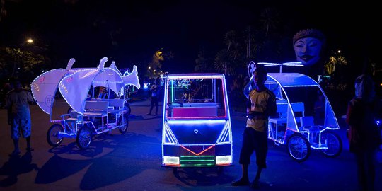 Warna-warni becak lampu hiasi suasana malam di Solo