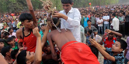 5 festival berdarah untuk meminta berkah