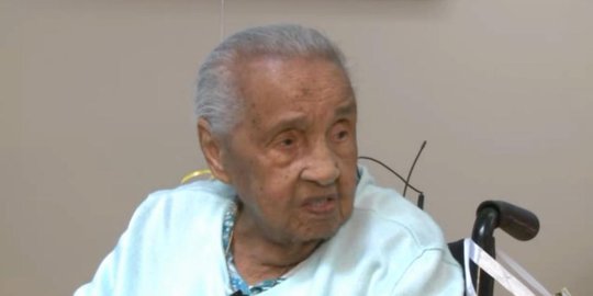 Nenek 111 tahun di Amerika baru lulus SMA