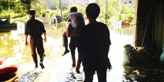 Digendong saat terjang banjir, pejabat di China dipecat