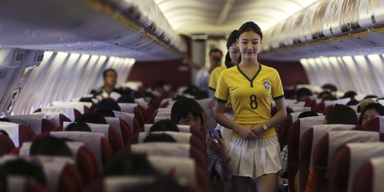 Meriahkan Piala Dunia, pramugari di China pakai baju bola