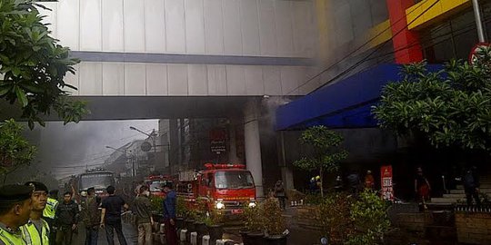 10 Jam kebakaran KING'S Bandung, api makin ganas