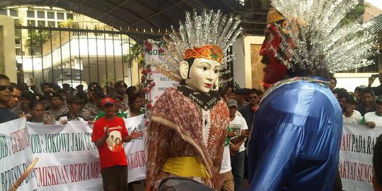 Tuntut pembatalan pencapresan Jokowi, Ondel-ondel demo di KPU