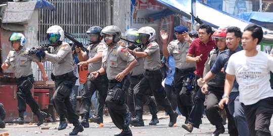 Bentrok dengan Brimob, 8 warga masuk rumah sakit