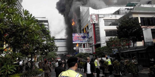 Setengah hari api lumat KING'S Bandung belum padam