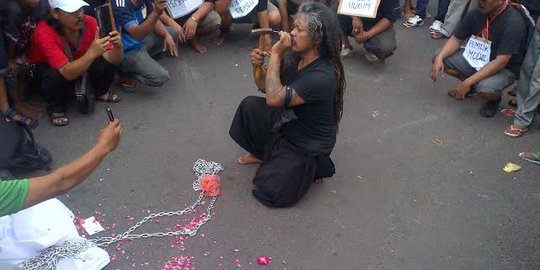 Tolak penutupan, Mbah Gimbal gelar aksi debus di Gang Dolly